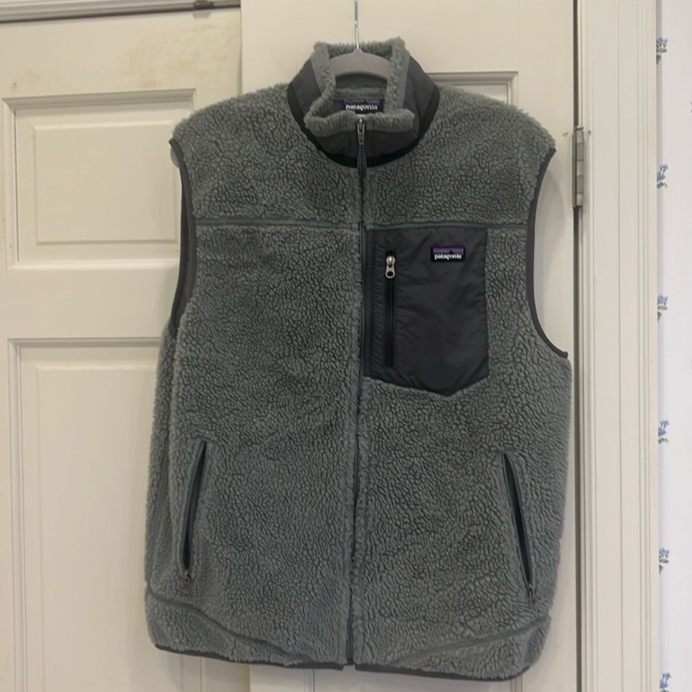 Patagonia men’s vest. Size L Gray. Like new